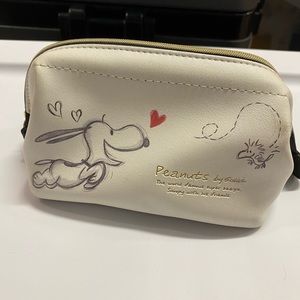 Peanuts make up pouch